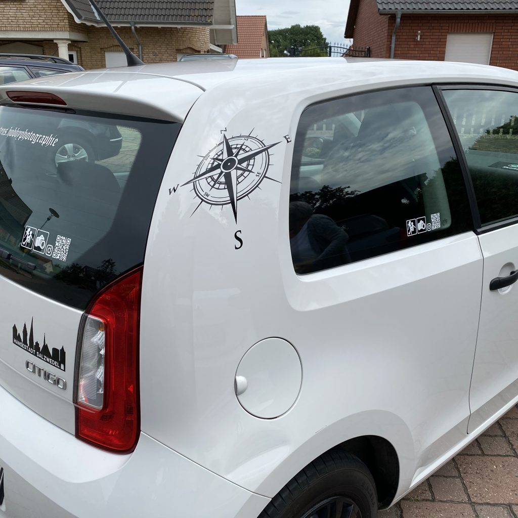 Bild zum Beitrag „Kompass aufs Auto“