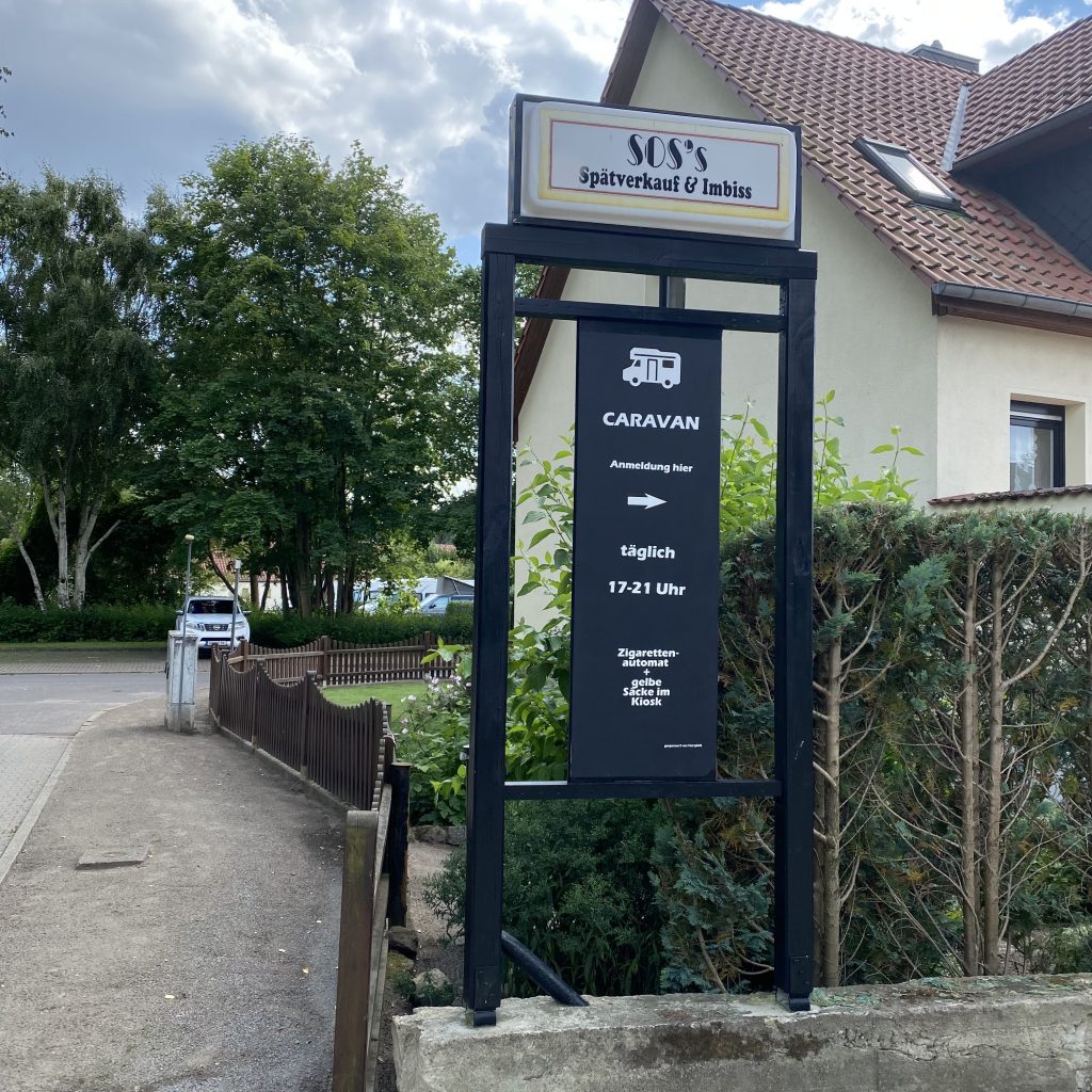Bild zum Beitrag „Hinweisschild zum WoMo Stellplatz“