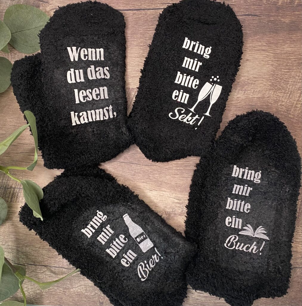 Bild zur Arbeit „Socken mit Spruch“