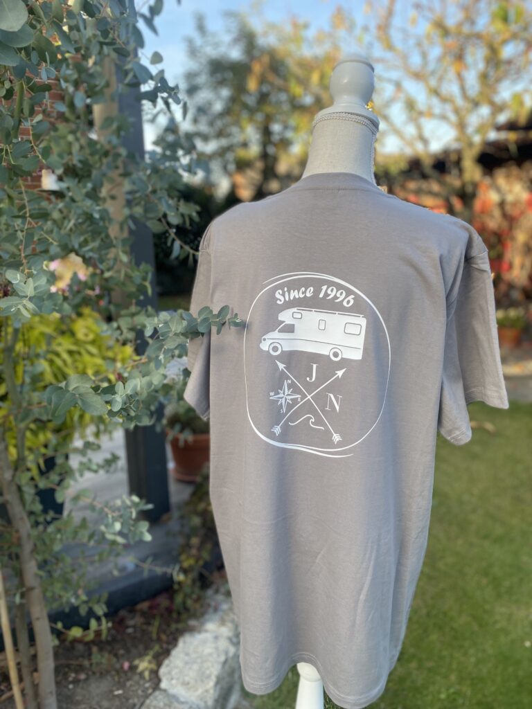 Bild zur Arbeit „Neues Logo auf Shirt“