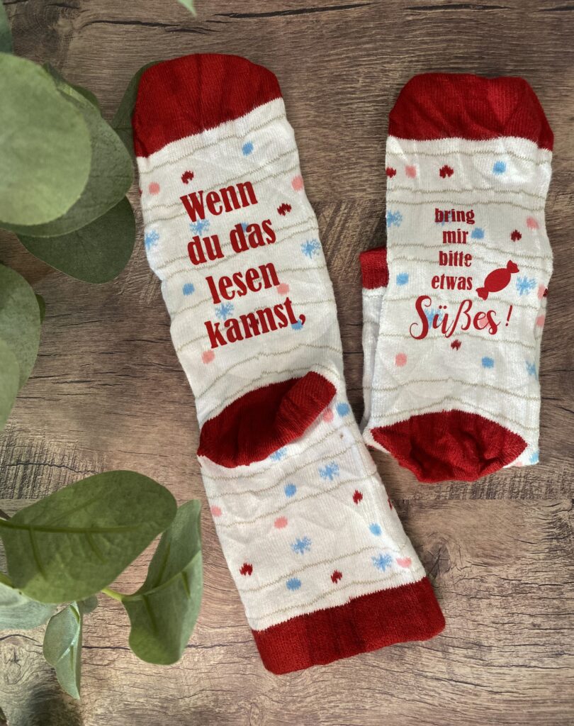 Bild zur Arbeit „Socken mit Aufforderung“