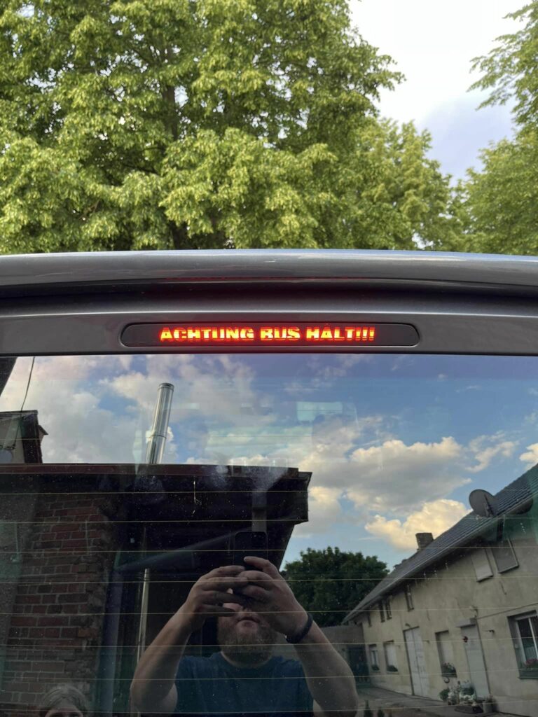 Bild zur Arbeit „BUS HÄLT“