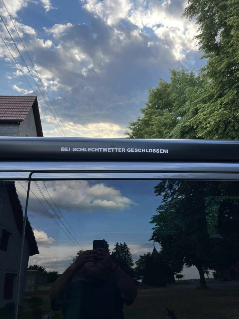 Bild zur Arbeit „Markisenhinweis“