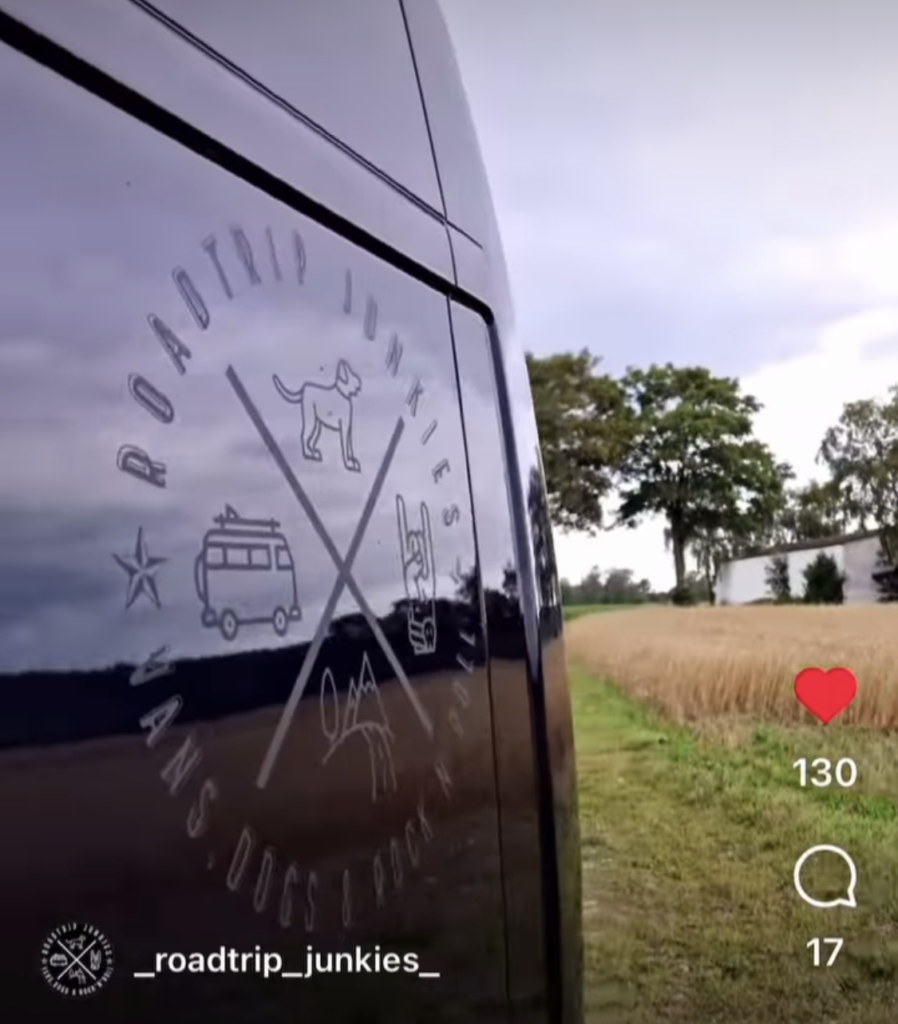 Bild zur Arbeit „Logo als Aufkleber“