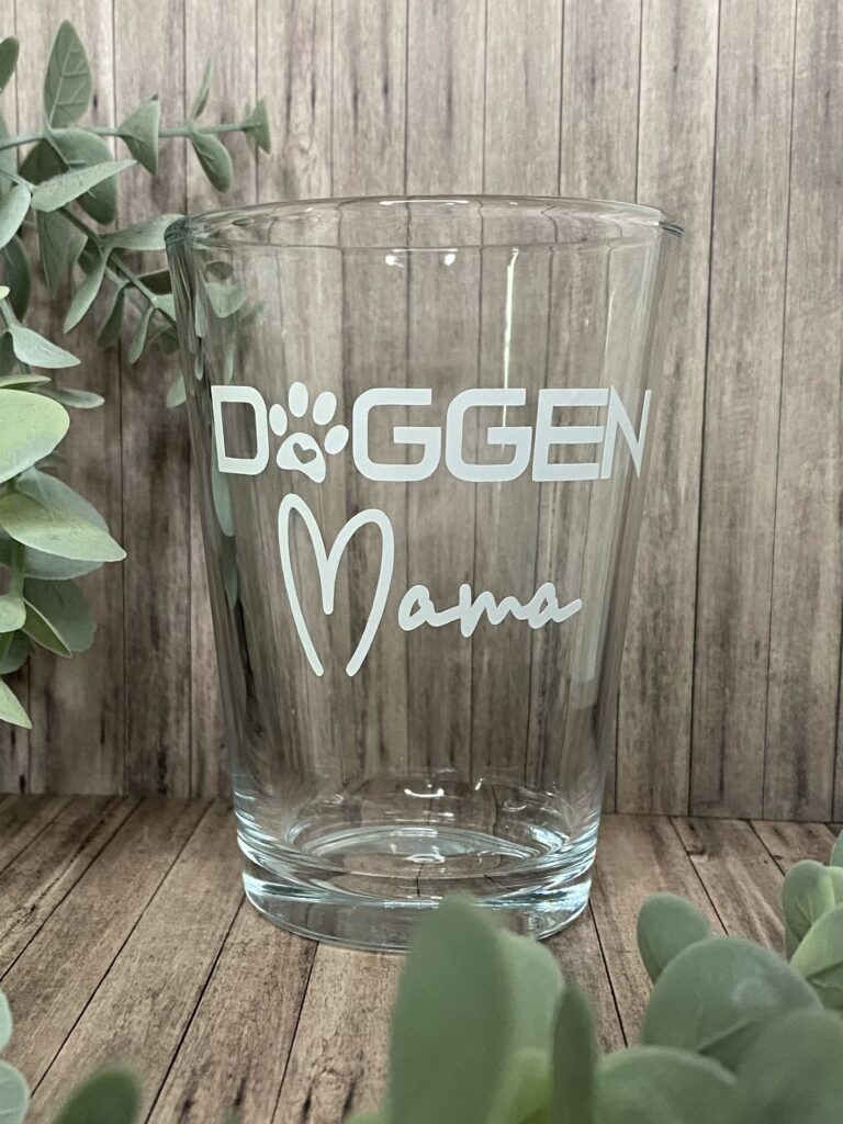 Bild zur Arbeit „DOGGEN Mama“