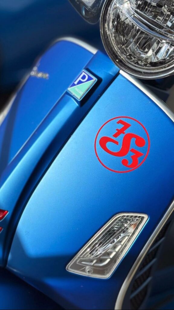 Bild zur Arbeit „Vespa mit eigenem Logo“