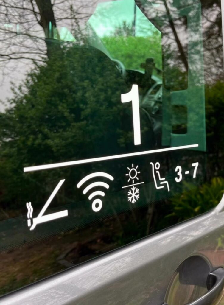 Bild zur Arbeit „Aufkleber wie an der Bahn“
