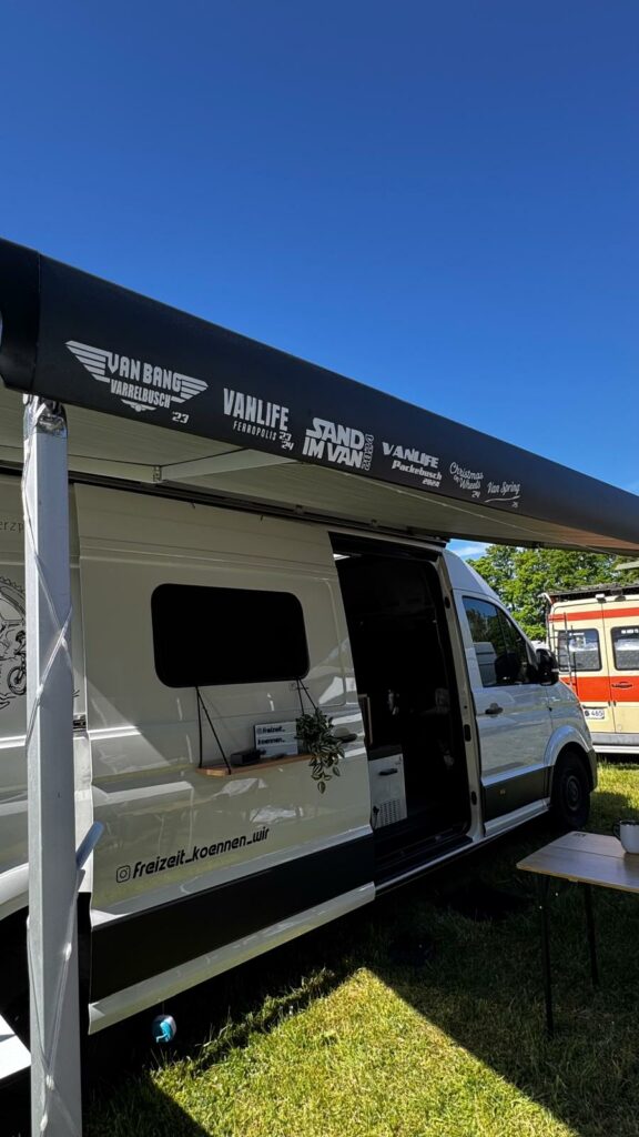 Bild zur Arbeit „Vanlife-Treffen-Erinnerungen zum Aufkleben“