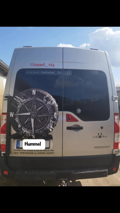 Bild zur Arbeit „Vier Jahre unterwegs mit ihrer „Hummel“ – und jedes Land erzählt seine eigene…“