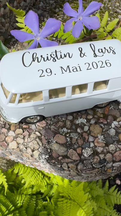 Bild zur Arbeit „Personalisierter Mini-Bulli zur Hochzeit“