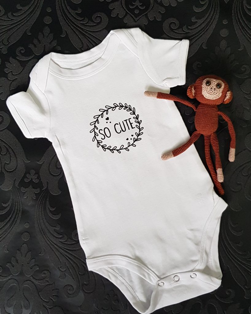 Baby-Body mit „SO CUTE“-Aufdruck und gehäkeltem Affen