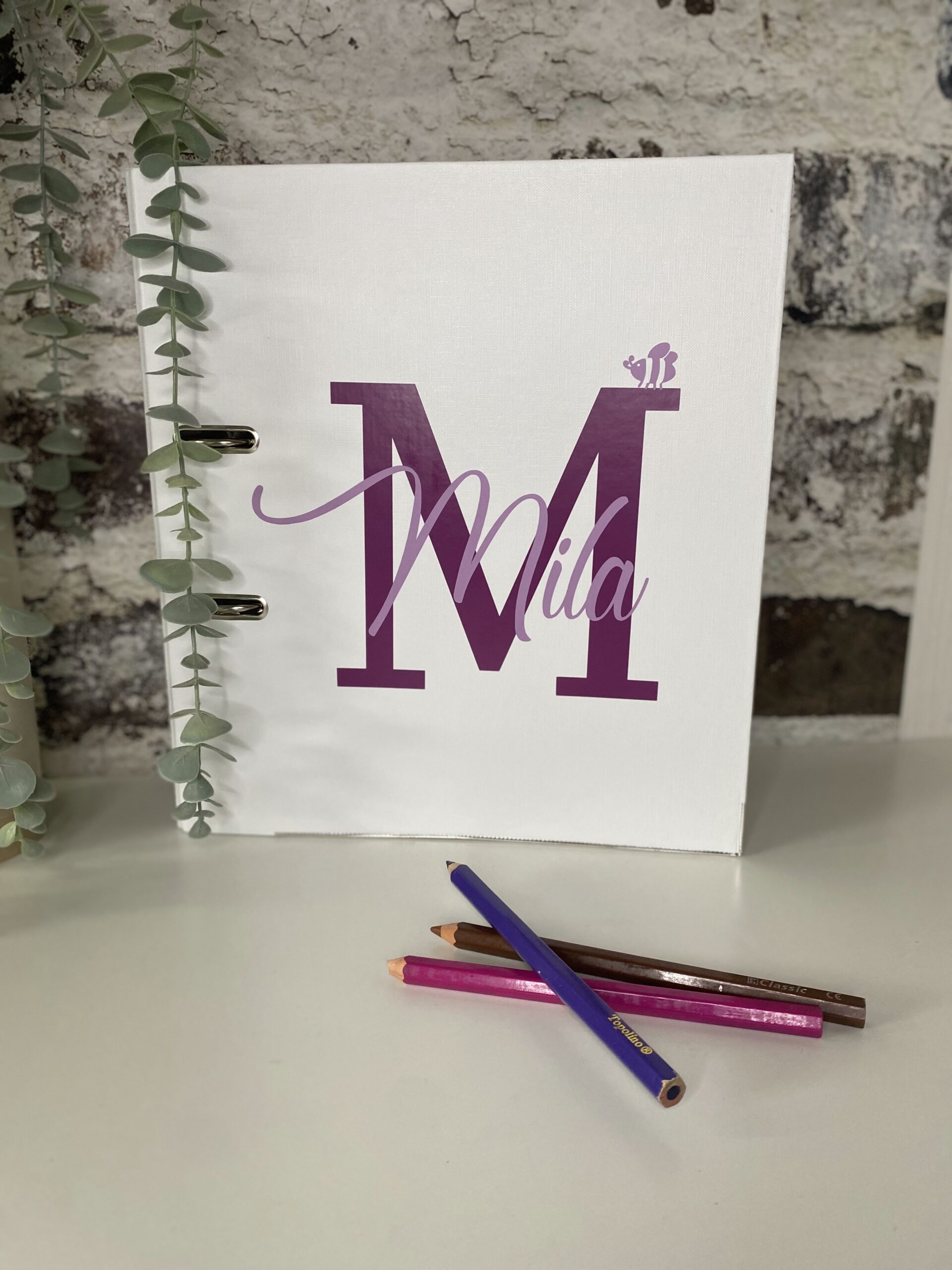 Notizbuch mit dem Namen Maja und einem violetten Monogramm