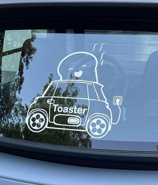 Individueller weißer Toaster-Aufkleber an einem Fahrzeugfenster