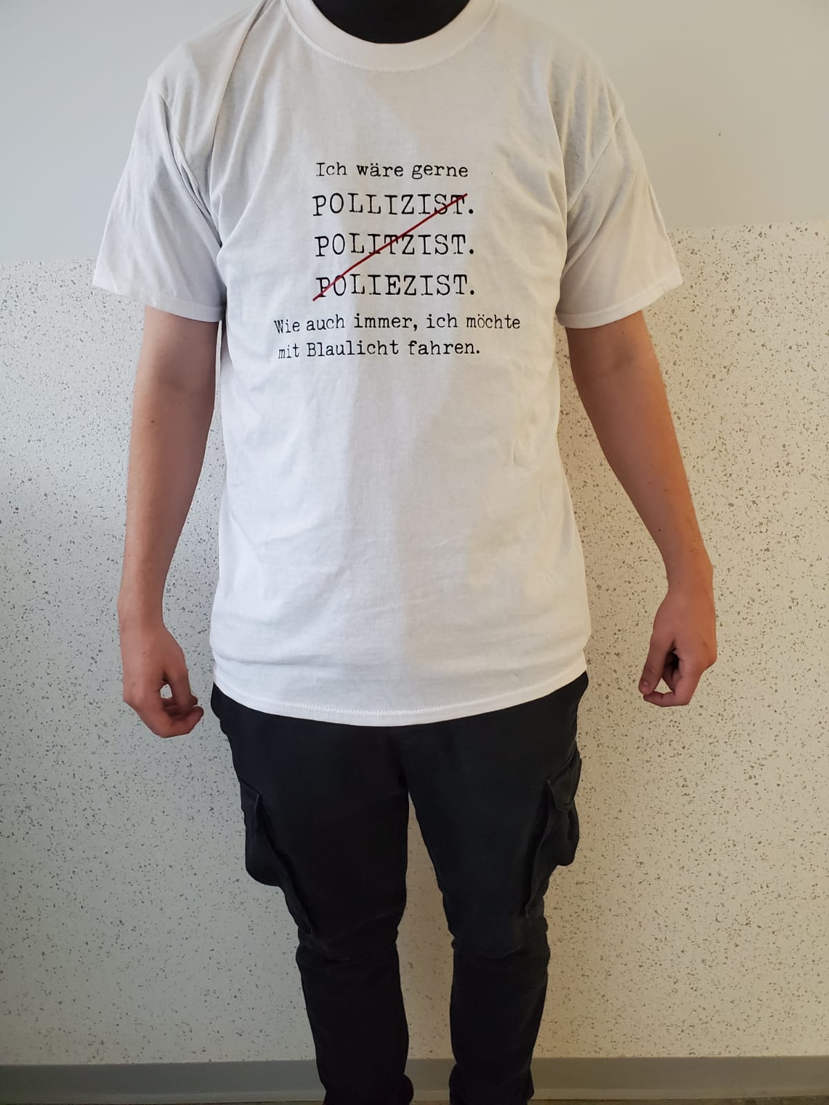 Weißes T-Shirt mit individuell gestaltetem schwarzem Aufdruck